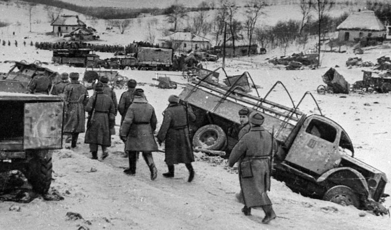 Красноармейцы входят в город. 14 декабря 1943 г.