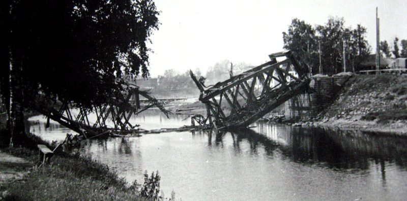 Взорванный мост при отступлении Красной Армии. 1941 г. 