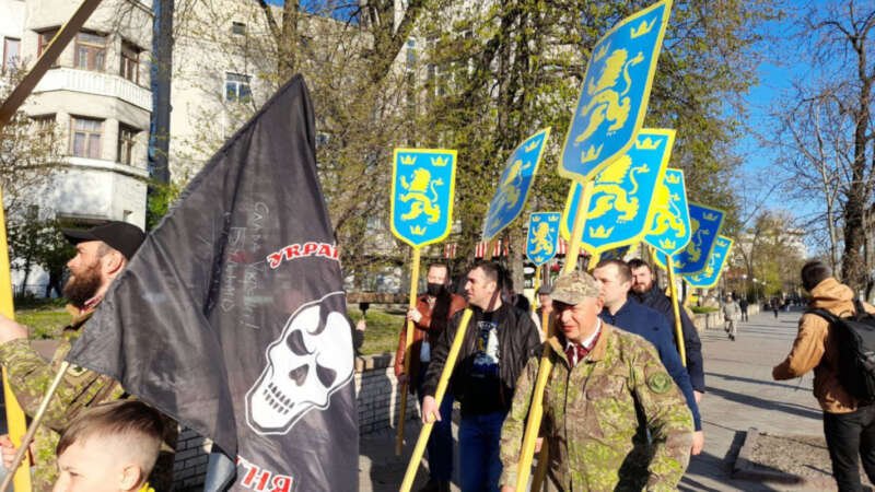 Участники неонацистского марша в Киеве.