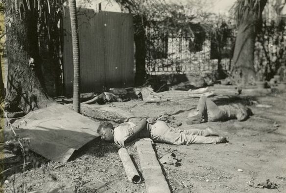 Тела филиппинских стариков, женщин и детей, убитых японскими солдатами.