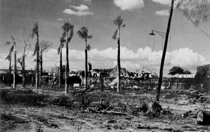 Вид на руины района Интрамурос в Маниле. Февраль 1945 г.