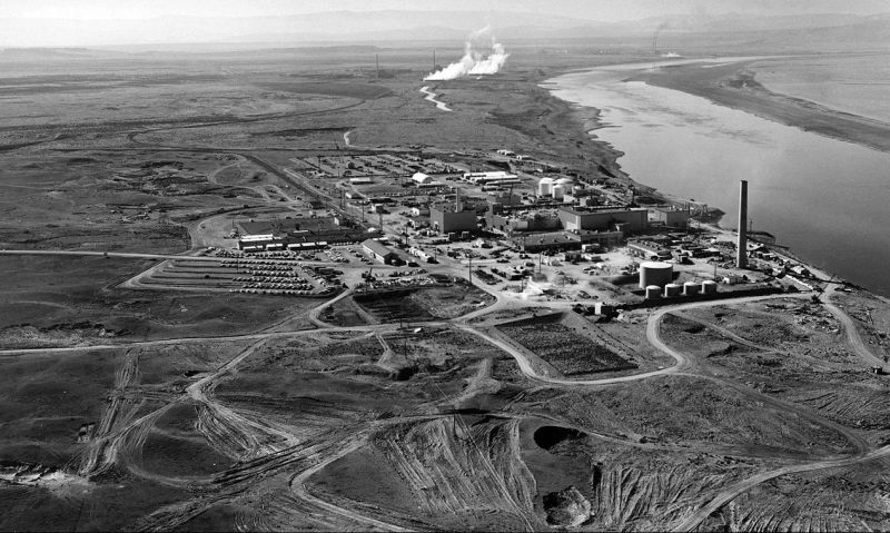 Цепочка ядерных реакторов Хэнфордского комплекса, расположенных вдоль берега р. Колумбия.