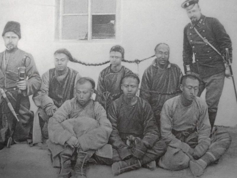 Чины Охранной стражи КВЖД с группой арестованных хунхузов. Маньчжурия.