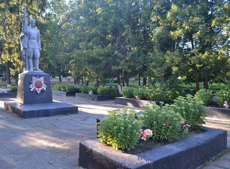 с. Боромля Тростянецкого р-на. Памятник, установленный на братской могиле советских воинов.