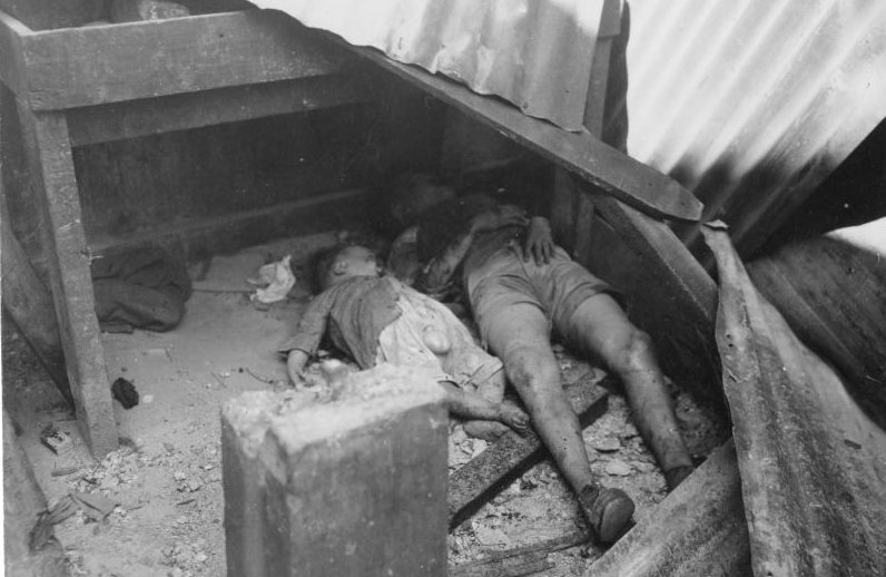 Филиппинские дети, убитые японскими солдатами при отступлении из Манилы.