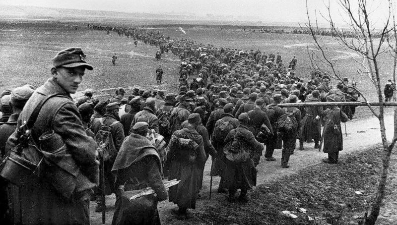 Колонны плененных немцев в Кёнигсберге.