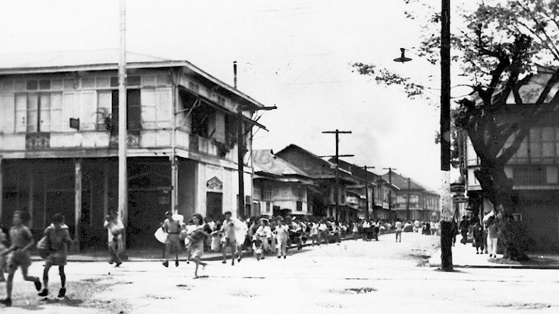 Граждане Манилы спасаются бегством из пригородов, сожженных японскими солдатами. Февраль 1945 г.