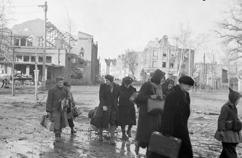 Жители Эльбинга возвращаются в город после окончания боевых действий.