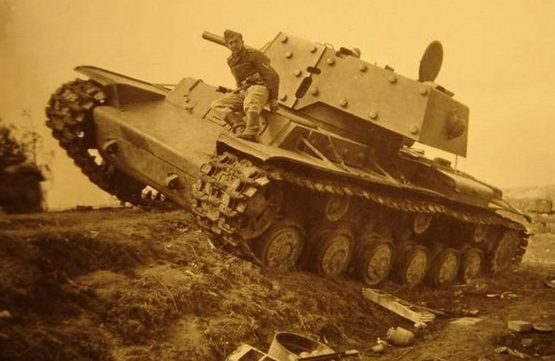 Брошенный советский танк КВ-1 у Ярцево. Июль 1941 г.