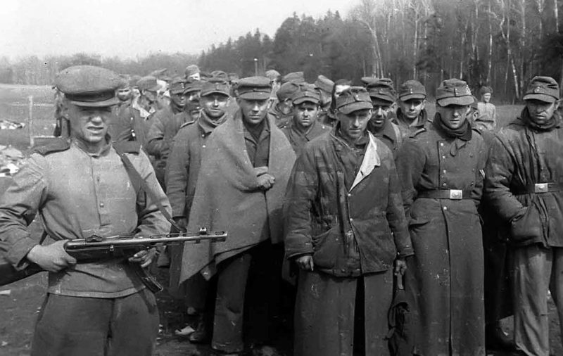 Колонны плененных немцев в Кёнигсберге.