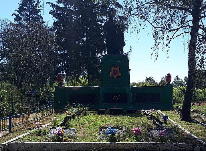с. Боромля Тростянецкого р-на. Памятник на кладбище, установленный на братской могиле советских воинов.