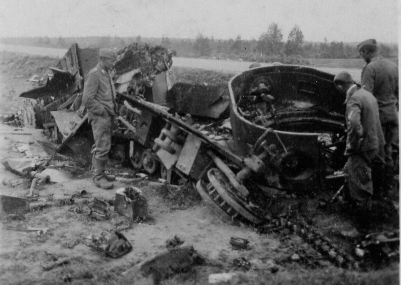 Немцы у взорванного у города танка Т-28. 1941 г. 