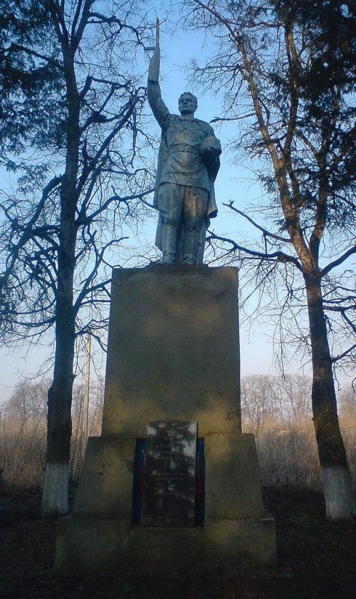 с. Вишневое Тростянецкого р-на. Памятник, установленный на братской могиле советских воинов.