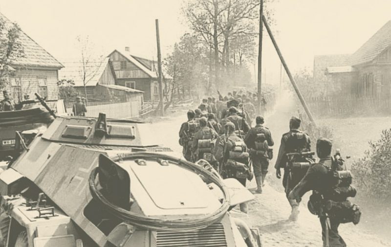 Немцы входят в город. 1941 г.
