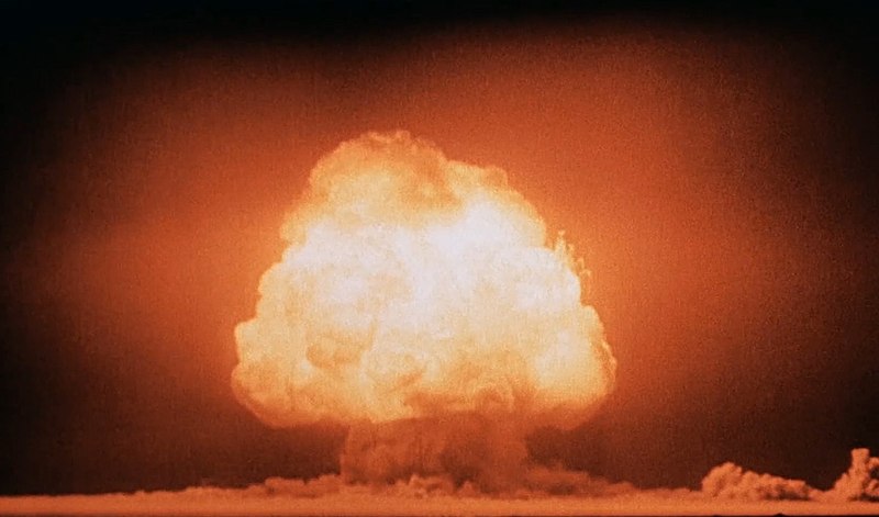 Грибовидное облако через несколько секунд после детонации атомной бомбы на полигоне Аламогордо. 16 июля 1945 г. 