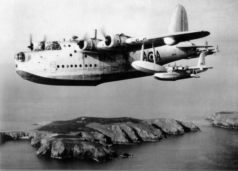 Летающая лодка-амфибия Шорт «Сандерленд» в полете над Атлантическим океаном во время сопровождения войскового конвоя. 1941 г.