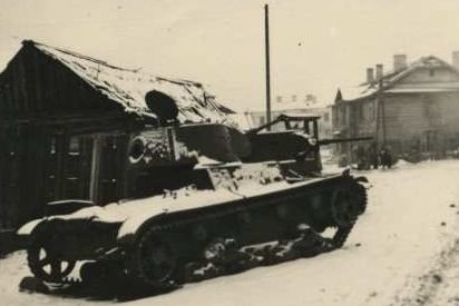 Танки Т-26, брошенные на улице города. 1941 г. 