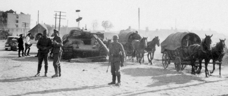 Танк Т-34-76 на Комаровской площади.