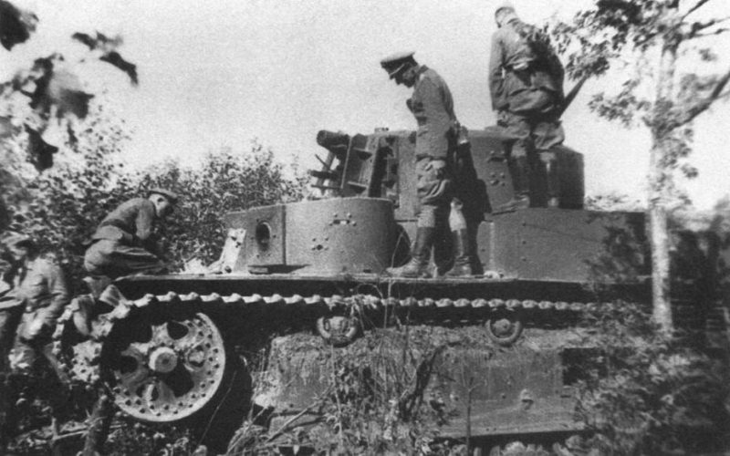 Советский танк Т-28, подорванный экипажем из-за технической неисправности. 1941 г.