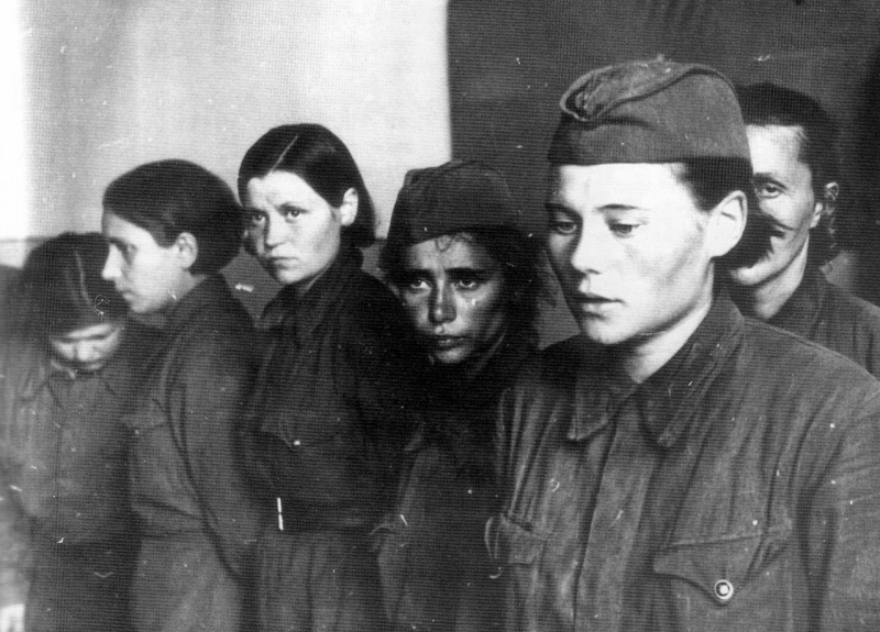 Пленные советские женщины-военнослужащие в Невеле. 1941 г.