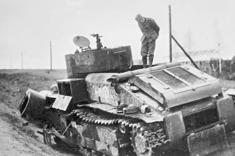 Танки Т-28, подбитые у города. 1941 г. 
