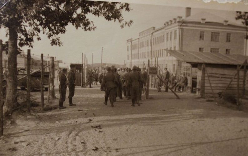 Город в немецкой оккупации. 1942 г. 