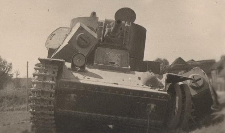 Танки Т-28, подбитые у города. 1941 г. 