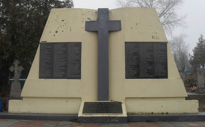 г. Тростянец. Братская могила 200 советских воинов, умерших в госпиталях города в августе-сентябре 1943 года. 