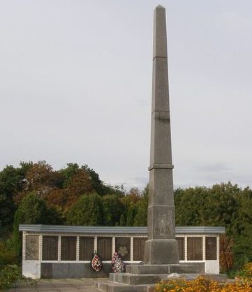 п. Дмитровка Бахмачского р-на. Памятный знак, установленный в 1972 году в честь 423 воинам-односельчанам, погибшим в годы войны. 