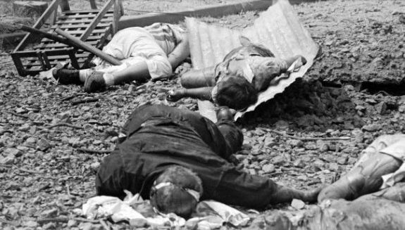 Тела филиппинских стариков, женщин и детей, убитых японскими солдатами. Февраль 1945 г. 