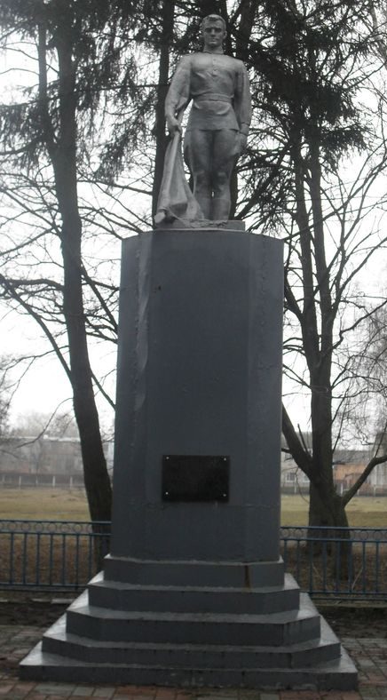 г. Тростянец. Памятник советским воинам.