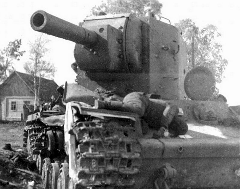 Танки КВ-2, подбитые у города. 1941 г. 