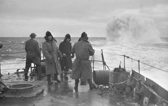 Британский эсминец сбрасывает глубинные бомбы. 1941 г.