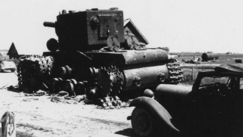 Танки КВ-2, подбитые у города. 1941 г. 