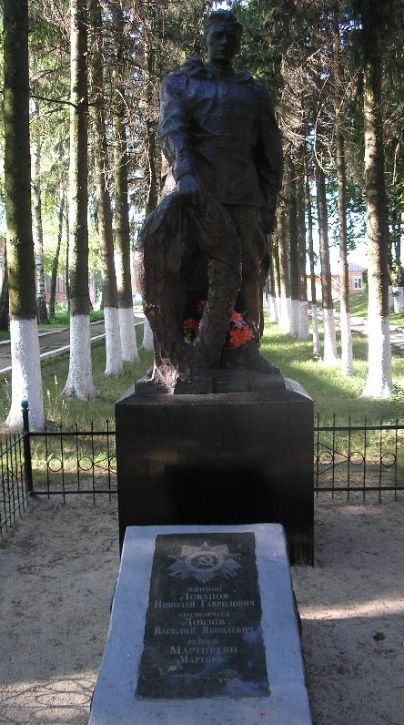 с. Глинск Роменского р-на. Памятник около школы, установленный на братской могиле воинов, погибших при освобождении села.