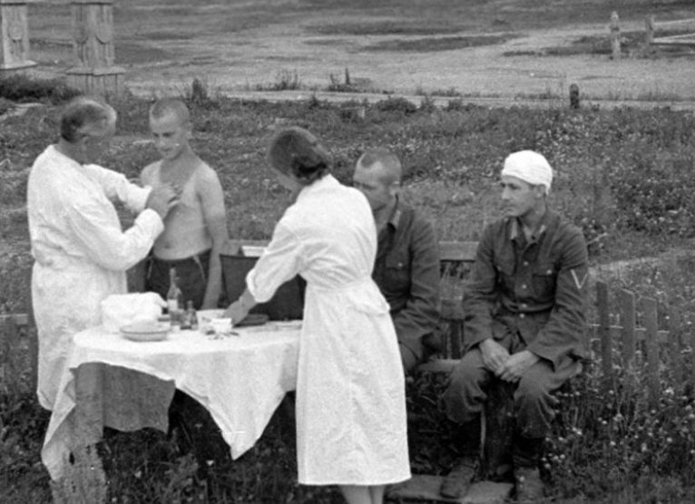 Немецкие солдаты во время приема на медицинском пункте в лагере для военнопленных. 1941 г. 