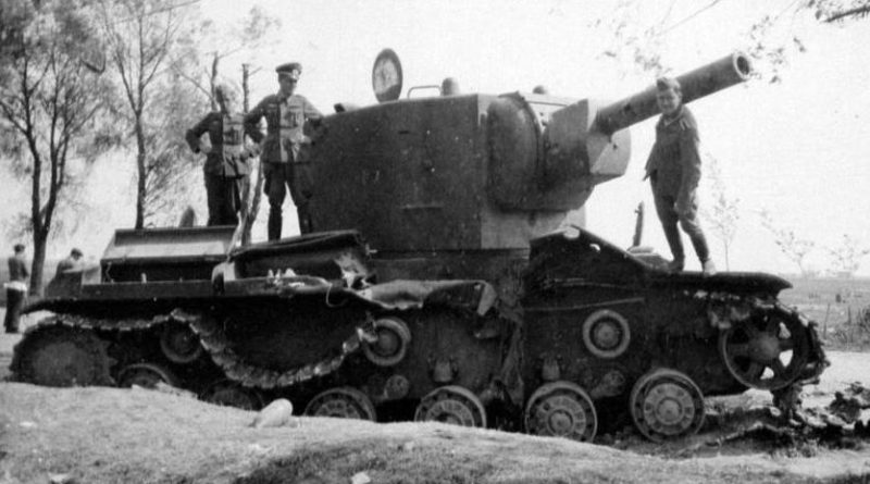 Танки КВ-2, подбитые у города. 1941 г.