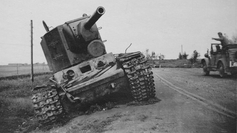 Танки КВ-2, брошенные у города. 1941 г. 