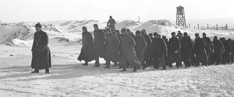 Группа пленных немцев из лагеря военнопленных направляется на работу. 1941 г.