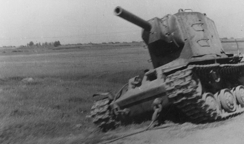 Танки КВ-2, брошенные у города. 1941 г. 