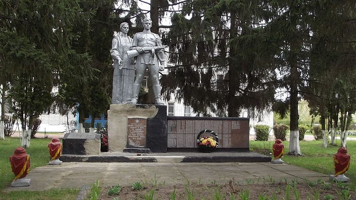 с. Богдановка Шосткинского р-на. Памятник, установленный на братской могиле, в которой похоронено 24 советских воина.