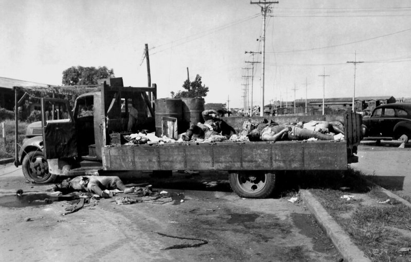 Убитые японскими солдатами филиппинские мирные жители в кузове грузовика у госпиталя в Маниле. Март 1945 г. 