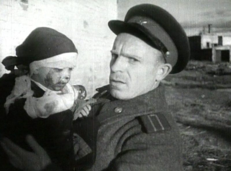 Раненный ребенок. Октябрь 1943 г.