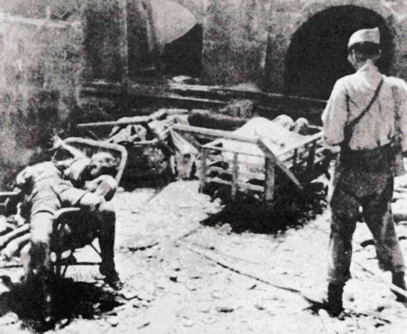 Американские солдаты у тел погибших филиппинцев. Март 1945 г. 