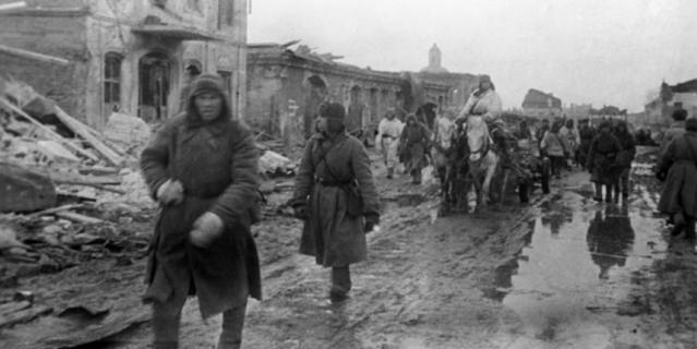Советские солдаты в освобожденном Гжатске. Март 1943 г.
