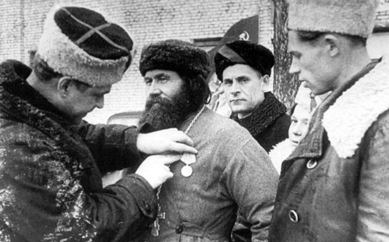 Награждение партизан. 1944 г. 