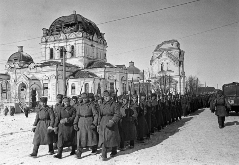 Советские солдаты в освобожденном Гжатске. Март 1943 г.