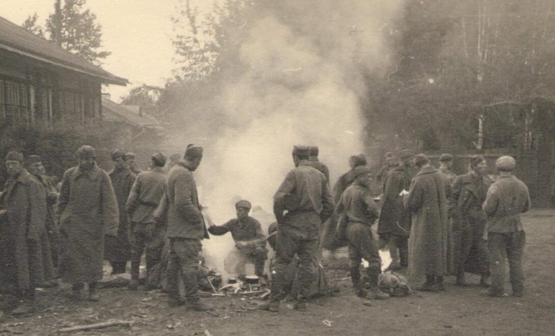 Советские военнопленные в районе г. Дно. 1941 г.