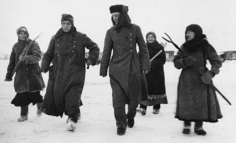 Женщины ведут немецких солдат, плененных в селе под Москвой. 1942 г. 