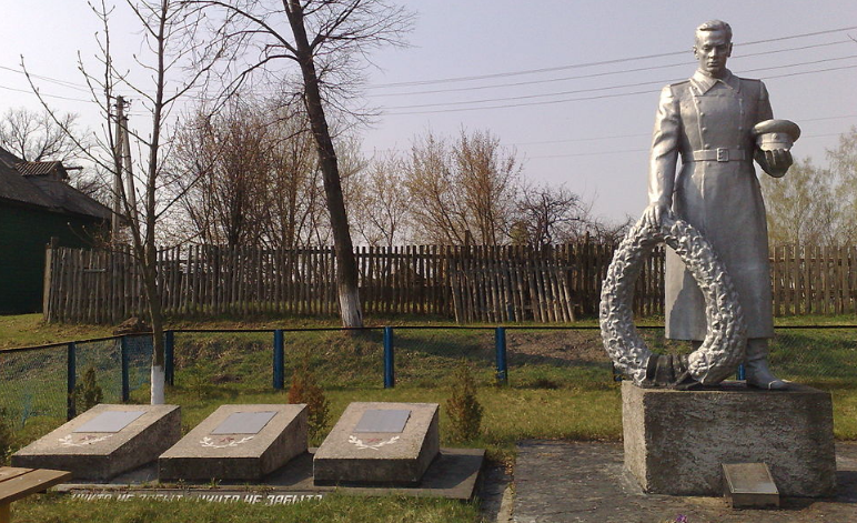 с. Гамалиевка Шосткинского р-на. Памятник, установленный в 1956 году на братской могиле воинов, погибших в 1941 и 1943 годах и памятный знак погибшим односельчанам.